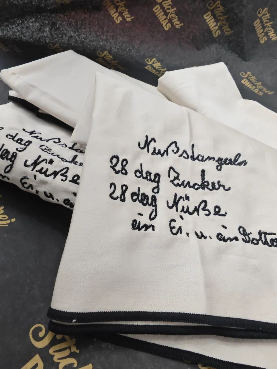 Bestickte Geschirrtücher mit handschriftlichem Rezept – Nussstangerl Textstickerei