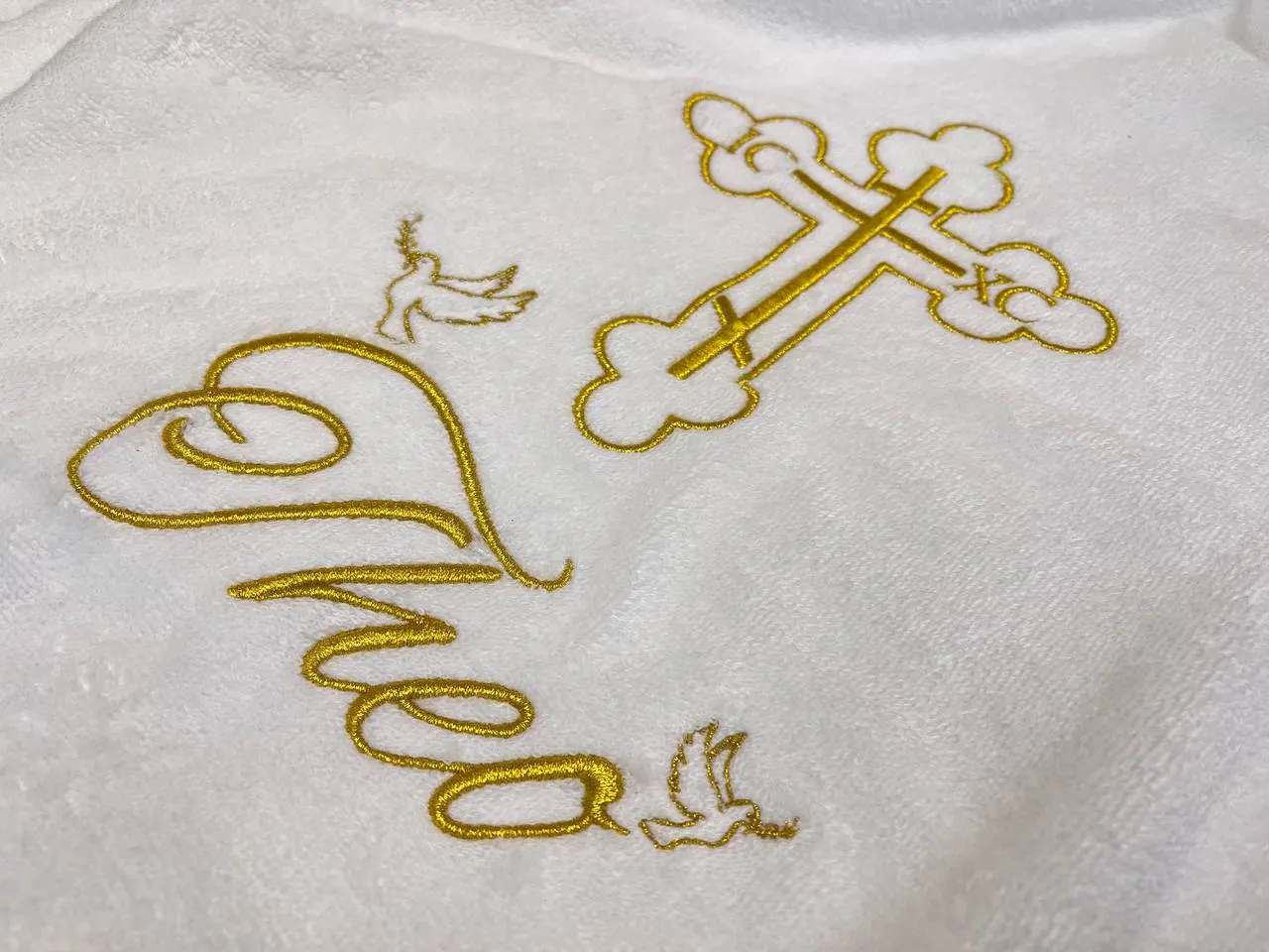 Besticktes Taufgewand mit goldenem Kreuz und Namen – orthodoxe Taufstickerei