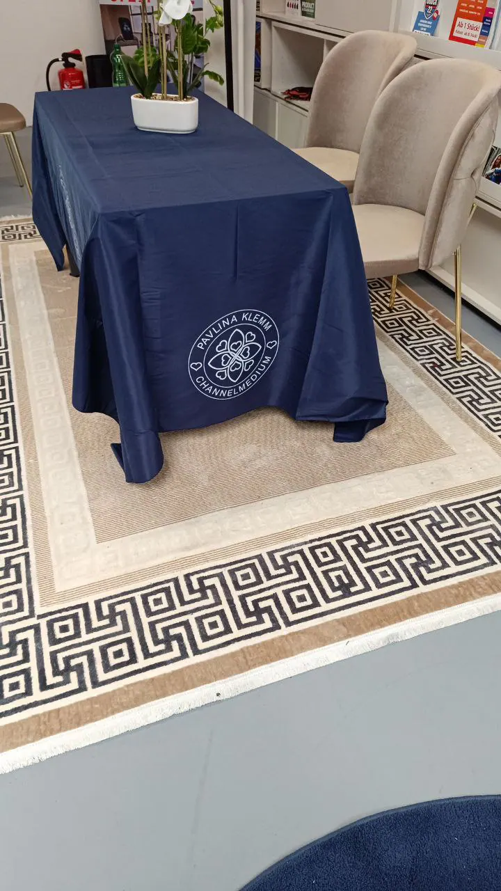 Pavlina Klemm Channelmedium bedruckte Tischdecke dunkelblau – Event-Textildruck