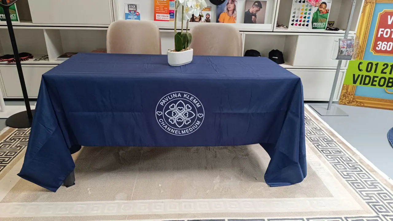 Pavlina Klemm Logo-Stickerei auf blauer Tischdecke – Messe-Textil bestickt